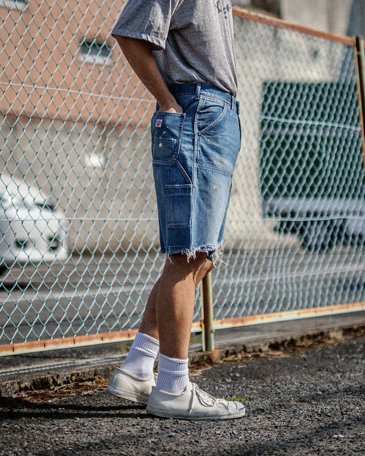 SAINT Mxxxxxx DOUBLE KNEE SHORTS/BLU Knee patches splashed with ink and water-splashed denim shorts. Denim blue S-XL. Custom-woven and dyed denim fabric with clear texture. Heavy-wash water-fading treatment to create local mottled fading/hole effects. Artificial distressing to simulate natural wearing marks. VINTAGE sense. Original consistent damage treatment. Hand-splashed ink and paint. Original consistent wash mark/pocket mark. Double knee patch. Rivet reinforcement. Improve functionality while enhancing design